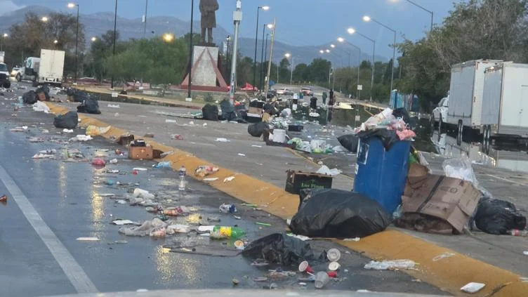 Cuadrillas municipales retiran basura de la avenida De Las Américas tras el Grito en Ciudad Juárez