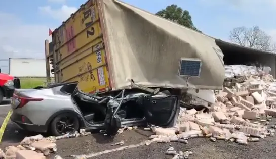 Tráiler volcado sobre un automóvil compacto en la Autopista a Zapotlanejo, en Tonalá
