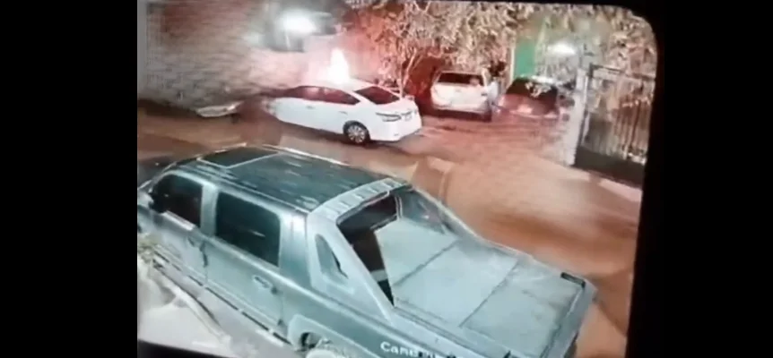 Automóvil Nissan Versa blanco incendiado en Parajes de Oriente, Ciudad Juárez