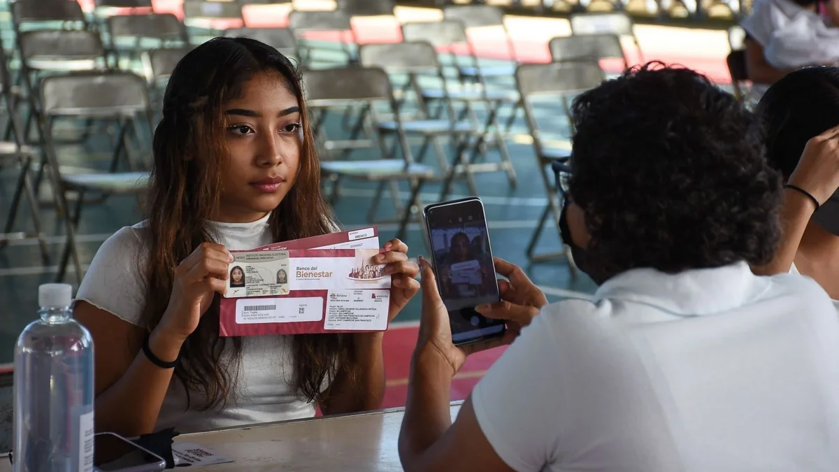 Estudiante universitario consulta los requisitos de una beca de 29 mil pesos