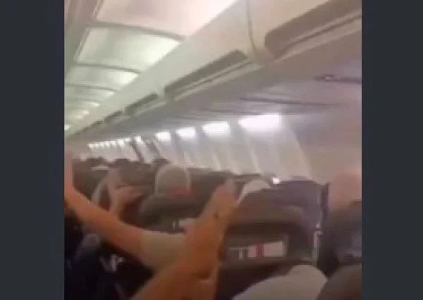 Paneles interiores desprendidos en la cabina de un Boeing 737 de Sepehran Airlines