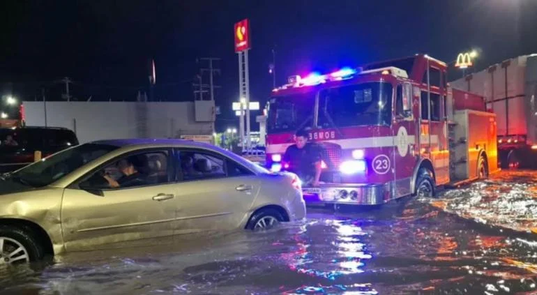 Bomberos y Seguridad Vial apoyan por inundaciones en la avenida López Mateos