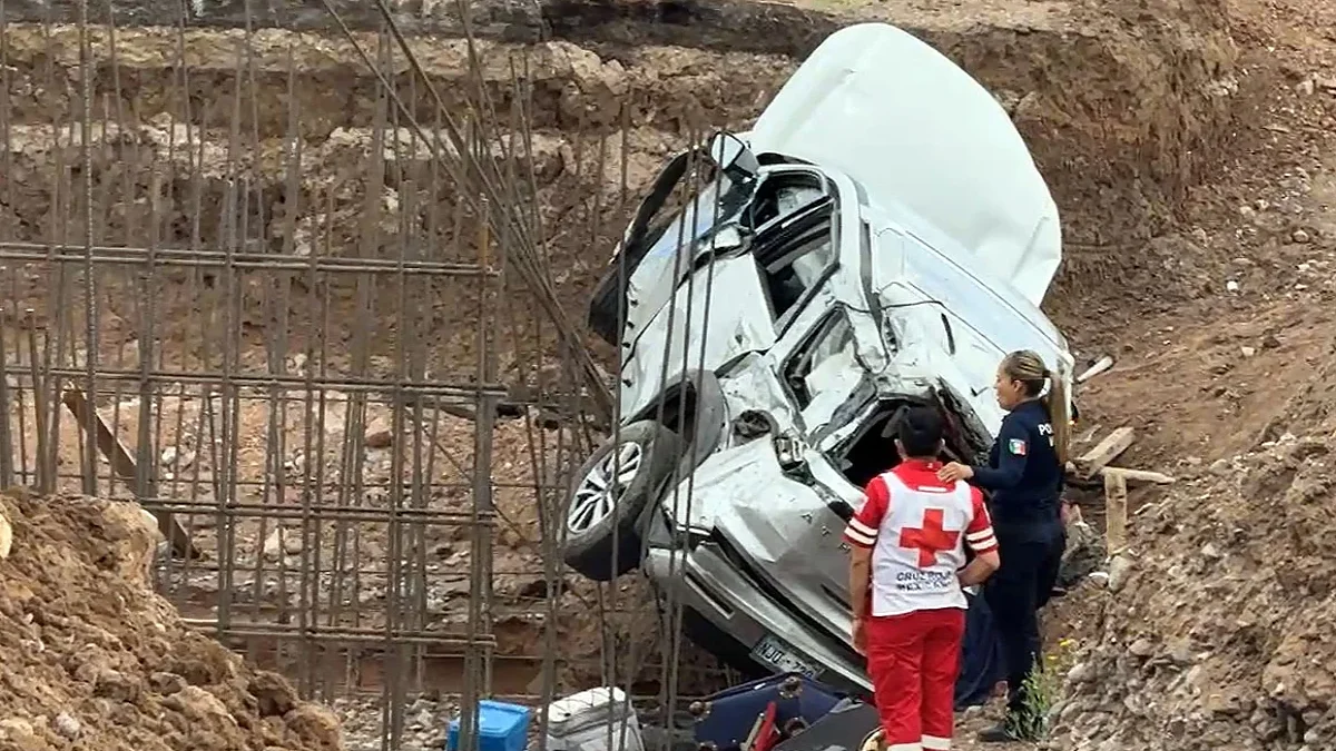 Accidente de camioneta en puente en construcción de la carretera Camargo-Jiménez