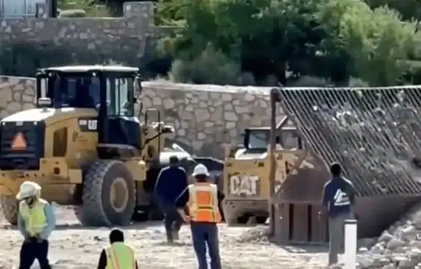 Maquinaria pesada en una obra de construcción del Northwest de El Paso