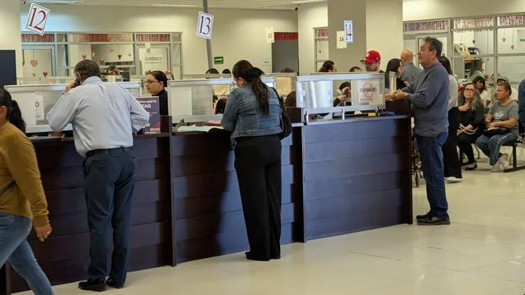 Contribuyentes realizan el pago de la revalidación vehicular 2026 en Ciudad Juárez