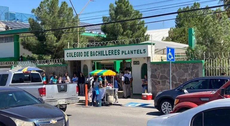 Plantel del Cobach en Ciudad Juárez durante condiciones de lluvia