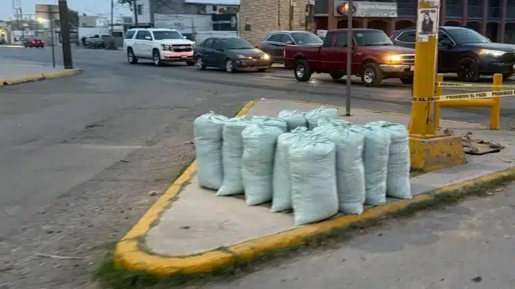 ¿Por qué hay costales junto a semáforos en Juárez? Autoridades explicaron el motivo por el cual han aparecido costales junto a algunos semáforos en cruceros de Ciudad Juárez. Por: Redacción 03 Septiembre 2026 10 06 Facebook Twitter Email Los costales verdes colocados en algunas banquetas de Ciudad Juárez contienen el material que funcionará como anclaje de protección para los controladores que serán instalados como parte del nuevo sistema de semaforización inteligente, informó el alcalde, Héctor Ortiz Orpinel. Y es que en redes sociales comenzó a generar curiosidad la aparición de costales junto a algunos semáforos en cruceros de la localidad. Cabe recordar que los trabajos de nueva semaforización comenzaron el 16 de julio sobre la avenida Adolfo López Mateos y forman parte de un proyecto que contempla la modernización de la infraestructura vial de la ciudad. La instalación inició en el tramo comprendido entre las avenidas Vicente Guerrero y De la Raza. De acuerdo con la información proporcionada por el Municipio, el proyecto contempla la colocación de 596 semáforos para el tráfico vehicular y 391 dispositivos destinados a peatones. Las labores incluyen la instalación de cableado subterráneo y de los controladores que permitirán operar el nuevo sistema.
