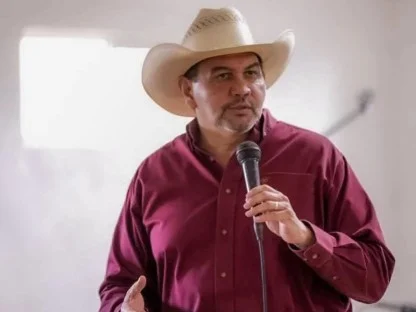 Cruz Pérez Cuéllar durante un acto político de Morena rumbo a las elecciones de 2027 en Chihuahua