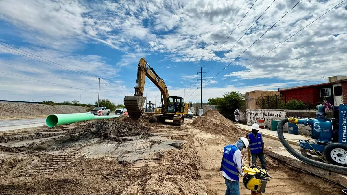 Zona de reparación y circulación vehicular en el bulevar Cuatro Siglos de Ciudad Juárez