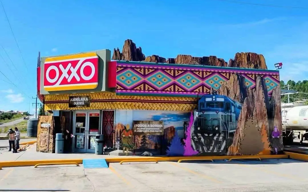 Fachada de Oxxo en Creel inspirada en la cultura rarámuri y la Sierra Tarahumara