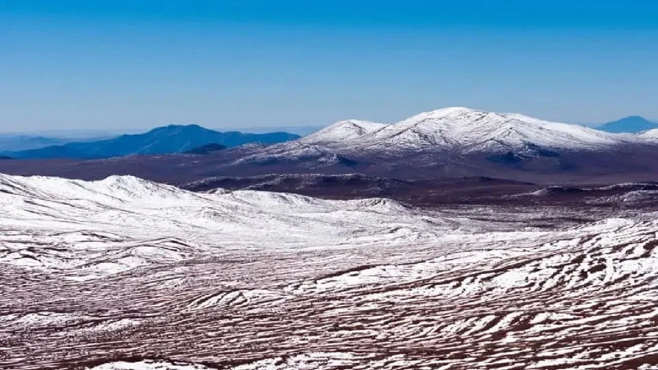 Vista satelital del desierto de Atacama cubierto por un manto de nieve