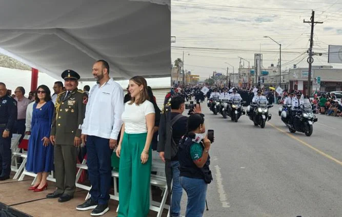 Desfile de Independencia sobre la avenida Insurgentes en Ciudad Juárez