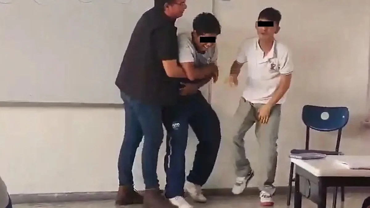 Detienen a maestro que fue grabado en juegos inapropiados con estudiantes de secundaria de Guanajuato