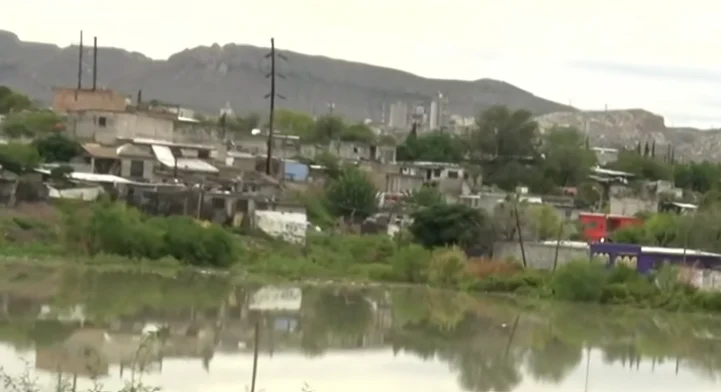 Dique con alto nivel de agua en la colonia Revolución Mexicana de Ciudad Juárez