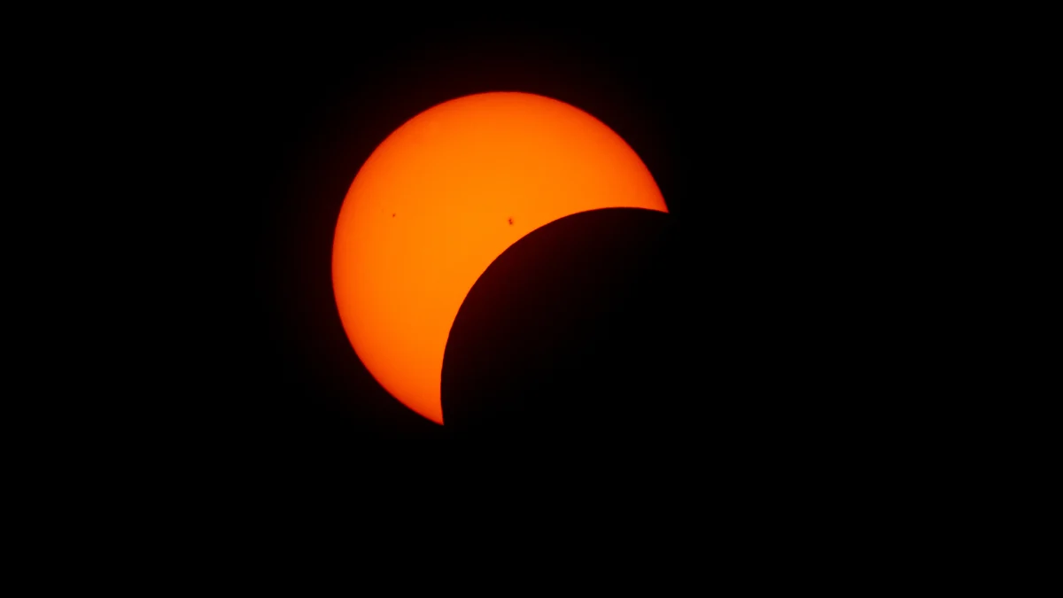 Eclipse solar total con la corona del Sol visible alrededor de la Luna