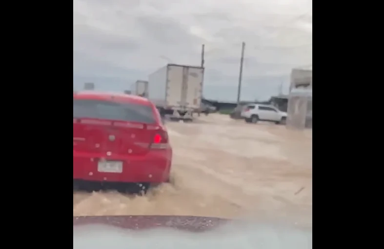 Acumulación de agua en el Eje Vial Juan Gabriel tras las lluvias en Ciudad Juárez