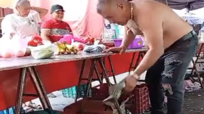 Vendedor de tianguis prepara verduras sin una báscula visible