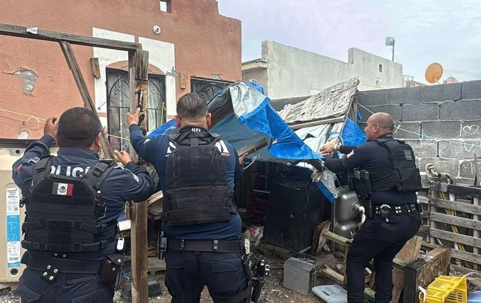 Policías retiran escombros para rescatar a madre e hija en Senderos del Sol
