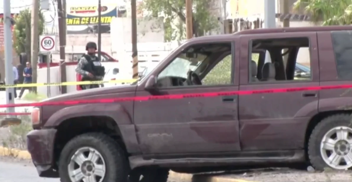 Camioneta GMC Yukon Denali impactada sobre un camellón tras persecución en Ciudad Juárez
