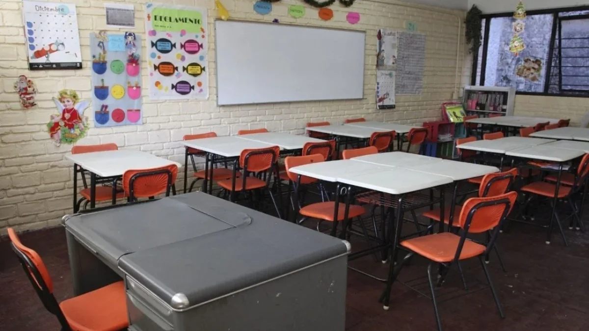 Salón de clases vacío por suspensión de actividades escolares de la SEP