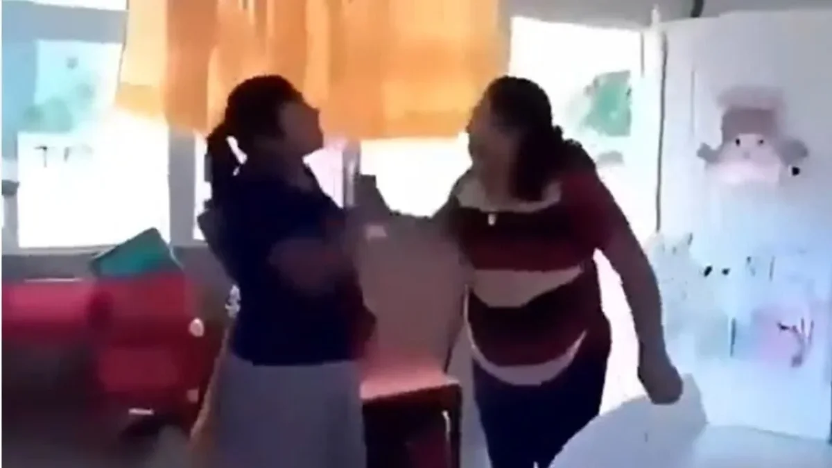 Maestra y madre de familia durante una pelea dentro de un salón en Tlaxcala