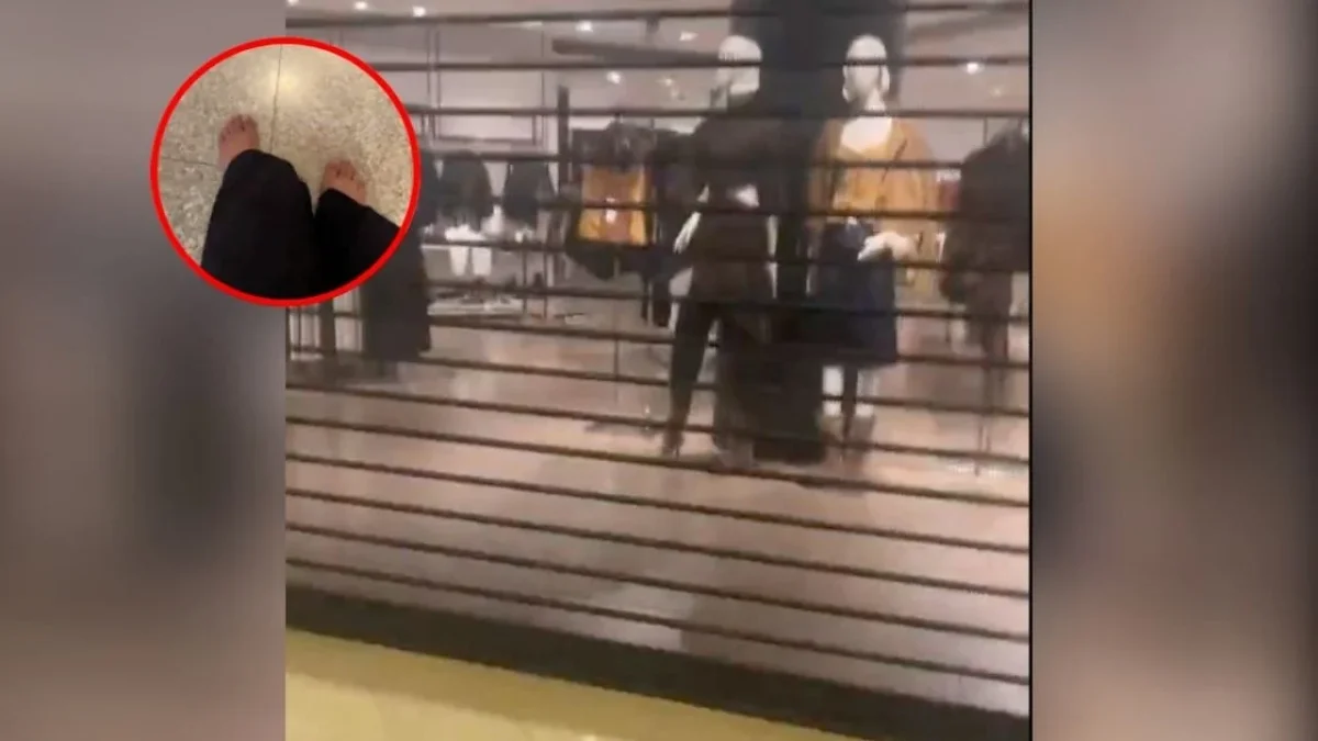 Trabajadora muestra sus pies descalzos tras salir de una tienda en Bogotá