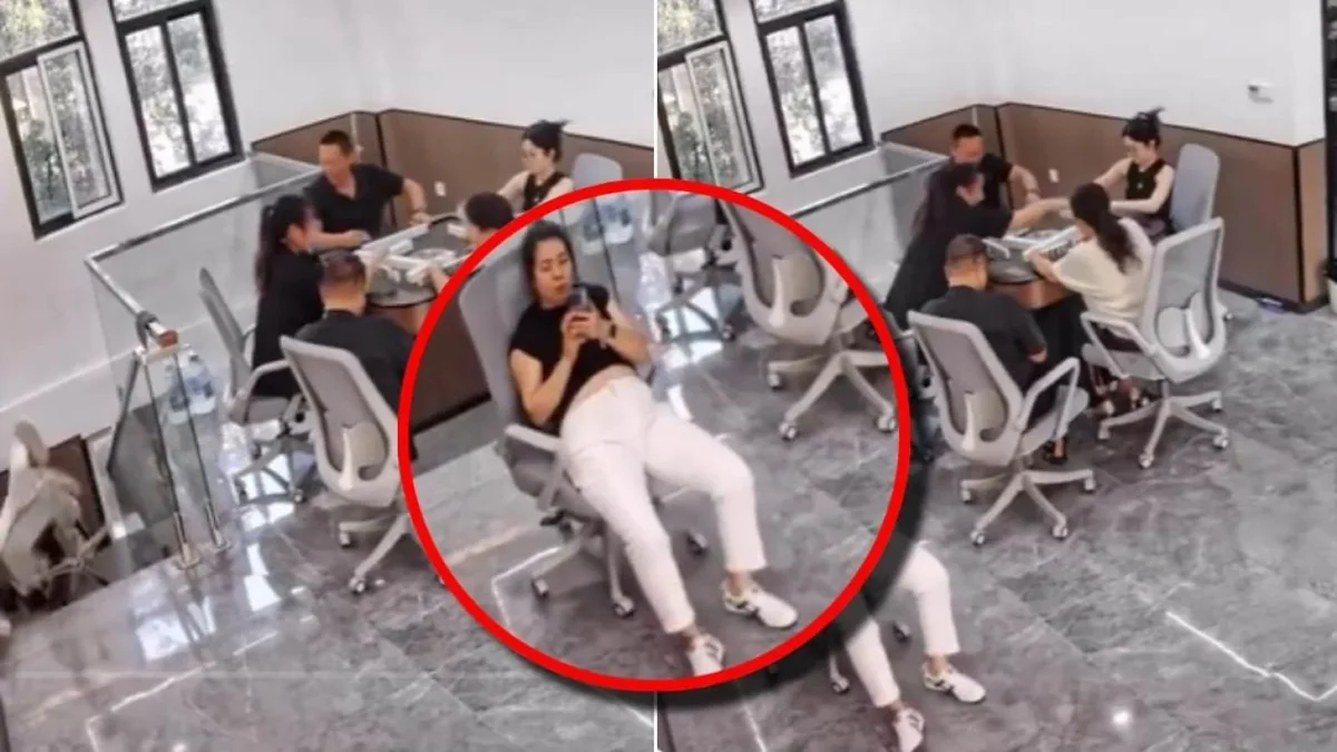 Mujer sentada en una silla utiliza su teléfono cerca de unas escaleras