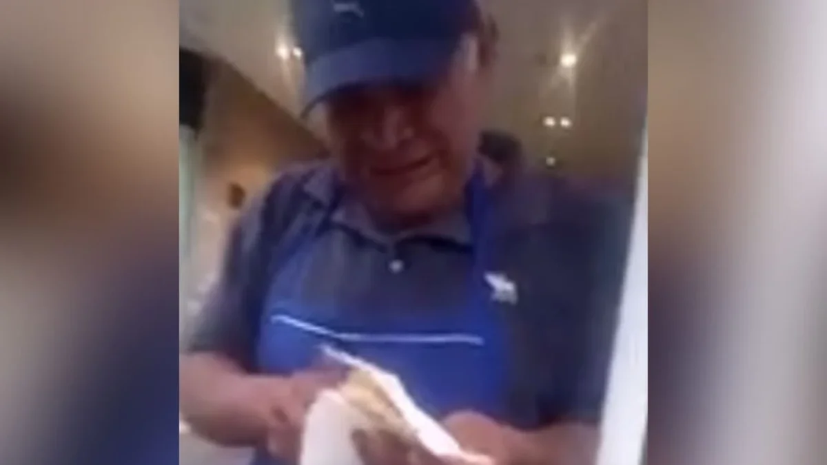 Don Daniel se limpia las lágrimas mientras atiende su puesto de gorditas en la Ciudad de México