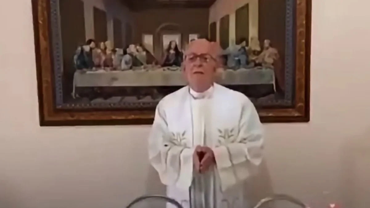 Sacerdote con filtros digitales durante una misa transmitida en vivo