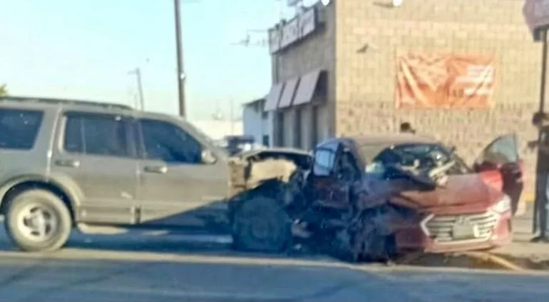 Choque vehicular en Carlos Amaya y Puerto México en Ciudad Juárez