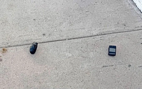 Militares retiran una granada y un teléfono celular de una calle de Pradera de los Álamos en Ciudad Juárez