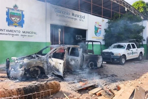 Patrulla incendiada durante disturbios y retención de uniformados en Guerrero
