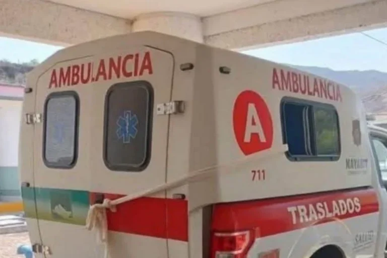 Ambulancia relacionada con el accidente investigado en Del Nayar, Nayarit