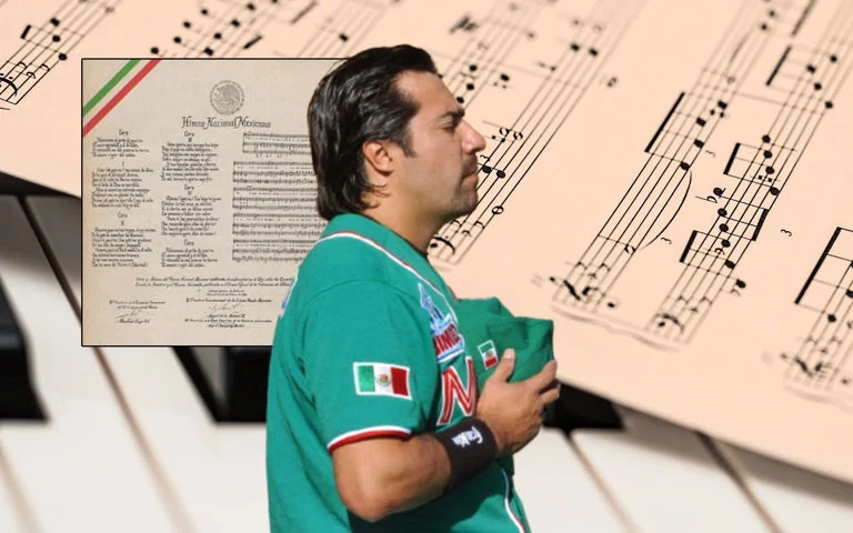 Bandera de México durante una ceremonia en la que se interpreta el Himno Nacional