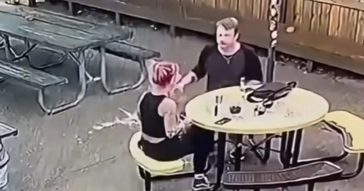Cámara de seguridad capta una agresión durante una cita en un bar de Louisville, Kentucky