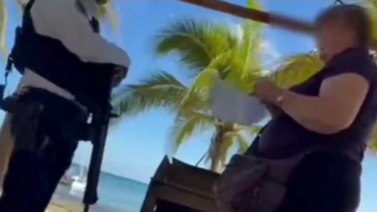 Imagen del conflicto por el acceso a la playa de Xcalacoco, en Playa del Carmen