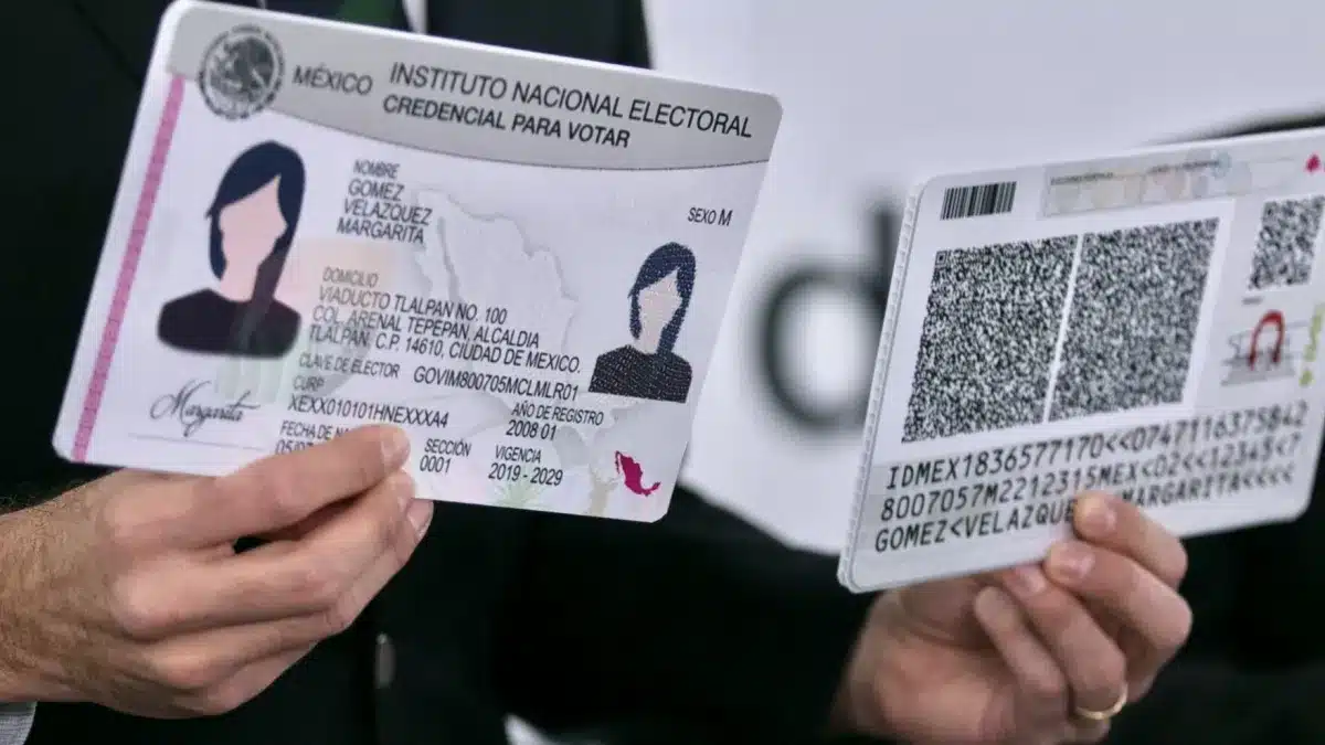 Joven realiza el trámite de su credencial del INE para votar en 2027