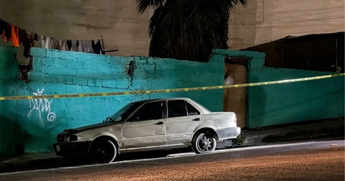 Automóvil bajo resguardo policial tras el hallazgo de una pareja en Zacapala, Puebla