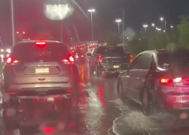 Vehículos varados por inundación en la carretera Juárez-Porvenir y el libramiento