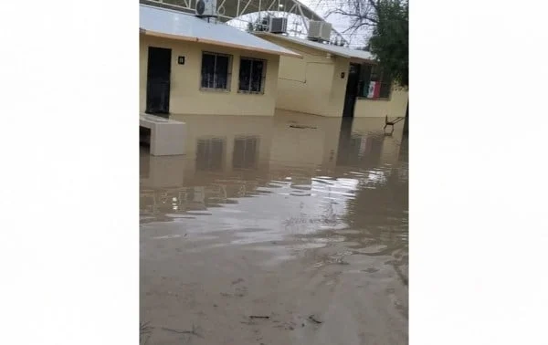 Patios y accesos inundados en la Primaria Lázaro Cárdenas 2466 de Loma Blanca