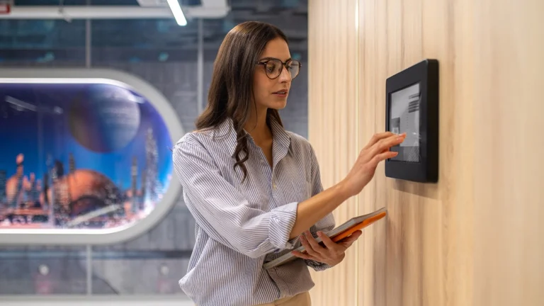 Trabajador revisando su horario ante la reducción laboral de 48 a 40 horas semanales