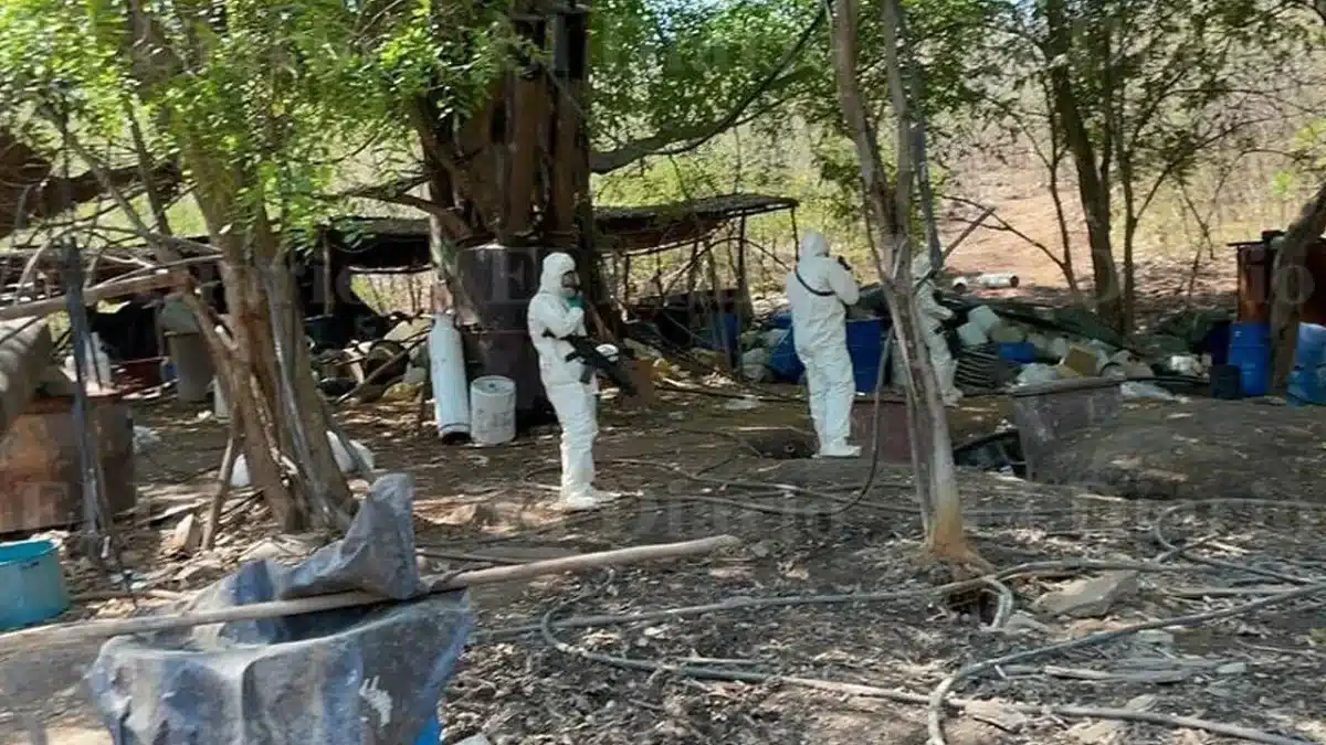 Hallan otro narcolaboratorio con más de 150 costales de presunto cristal