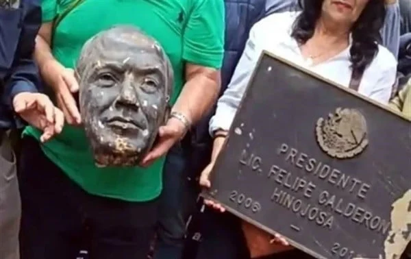 Estatua de Felipe Calderón derribada en el Complejo Cultural Los Pinos