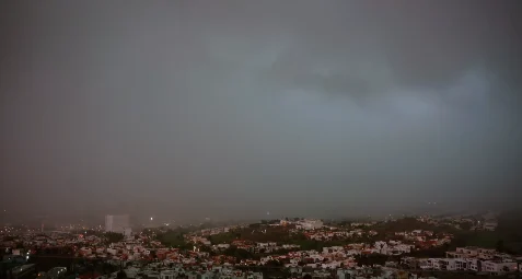 Tromba y cortina de lluvia avanzan sobre Chihuahua capital