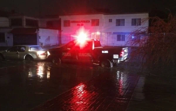 Policías municipales auxilian a ciudadanos afectados por las lluvias en Ciudad Juárez