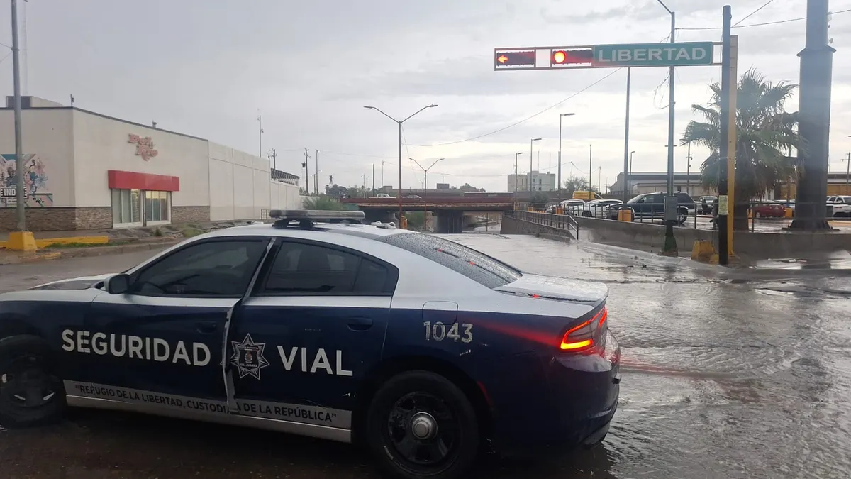 Vialidad de Ciudad Juárez con acumulación de agua por las lluvias