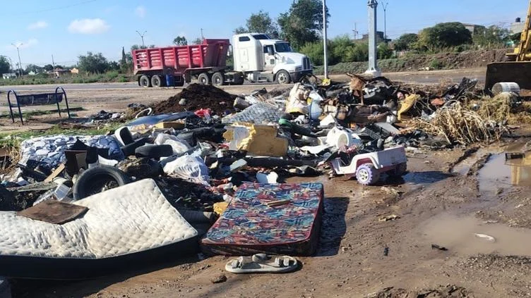 Trabajos de limpieza de calles afectadas por las lluvias en Ciudad Juárez