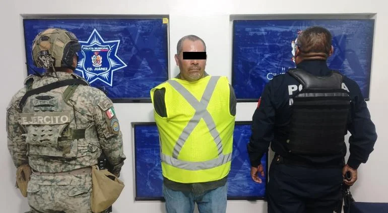 Policías municipales detienen a hombre con orden de aprehensión en Héroes de la Revolución
