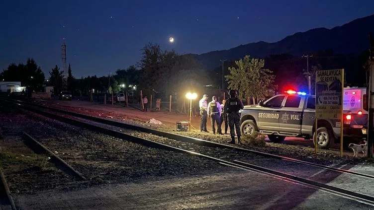 Vías del ferrocarril en el poblado de Samalayuca donde murió una mujer