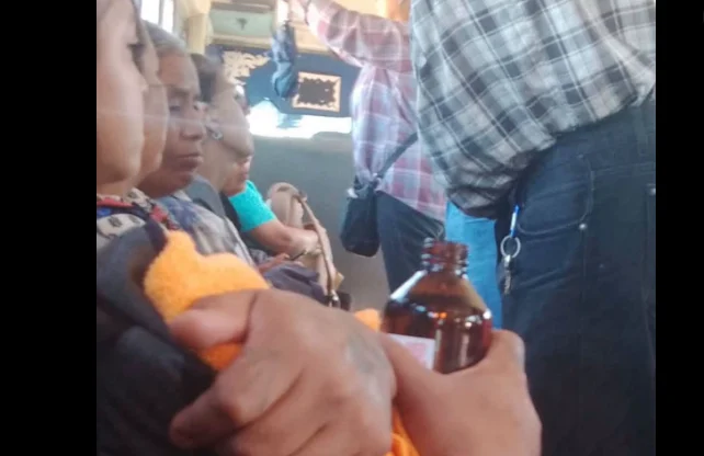 Una botella de vidrio parcialmente cubierta desató bromas en redes y cuestionamientos sobre la supervisión dentro del transporte público.